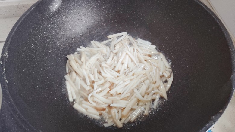 杏鲍菇炒鸡蛋,翻炒至杏鲍菇变软,体积变小