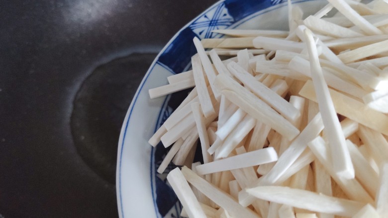 杏鲍菇炒鸡蛋,锅内再添适量食用油，待油热，下杏鲍菇