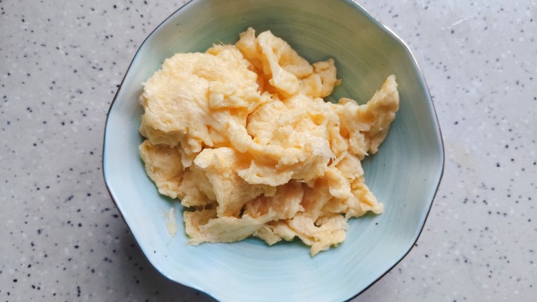 杏鲍菇炒鸡蛋,将鸡蛋液翻炒至凝固结块,盛出备用