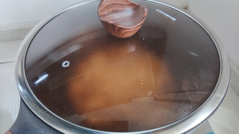 杏鲍菇炒鸡蛋,盖上锅盖,转小火,焖煮1分钟