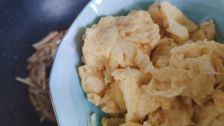 杏鲍菇炒鸡蛋,一分钟后,加入鸡蛋