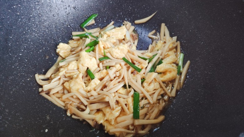 杏鲍菇炒鸡蛋,翻炒均匀,即可