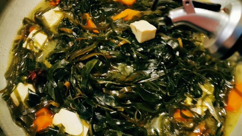 海带豆腐汤,倒入芝麻油 关火