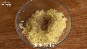 快手辅食 | 土豆甜甜圈,搅拌均匀。