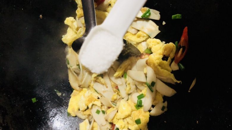 杏鲍菇炒鸡蛋,加入适量盐调味,翻炒即可装盘。注意前面鸡蛋已经放盐,不要再放过多盐量。