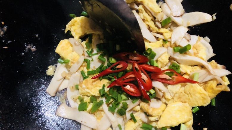 杏鲍菇炒鸡蛋,加入辣椒片翻炒均匀。辣椒后放只是稍微增色调味,这样炒出来不会辣。