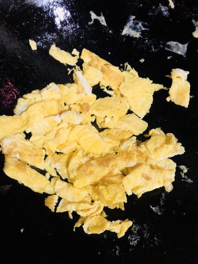 杏鲍菇炒鸡蛋,用锅铲将蛋饼切成小块,盛出备用。
