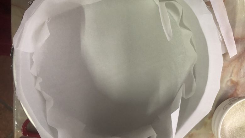 十寸古早蛋糕,就是这样。倒入的时候需要稍微整理一下。

烤箱预热至155度