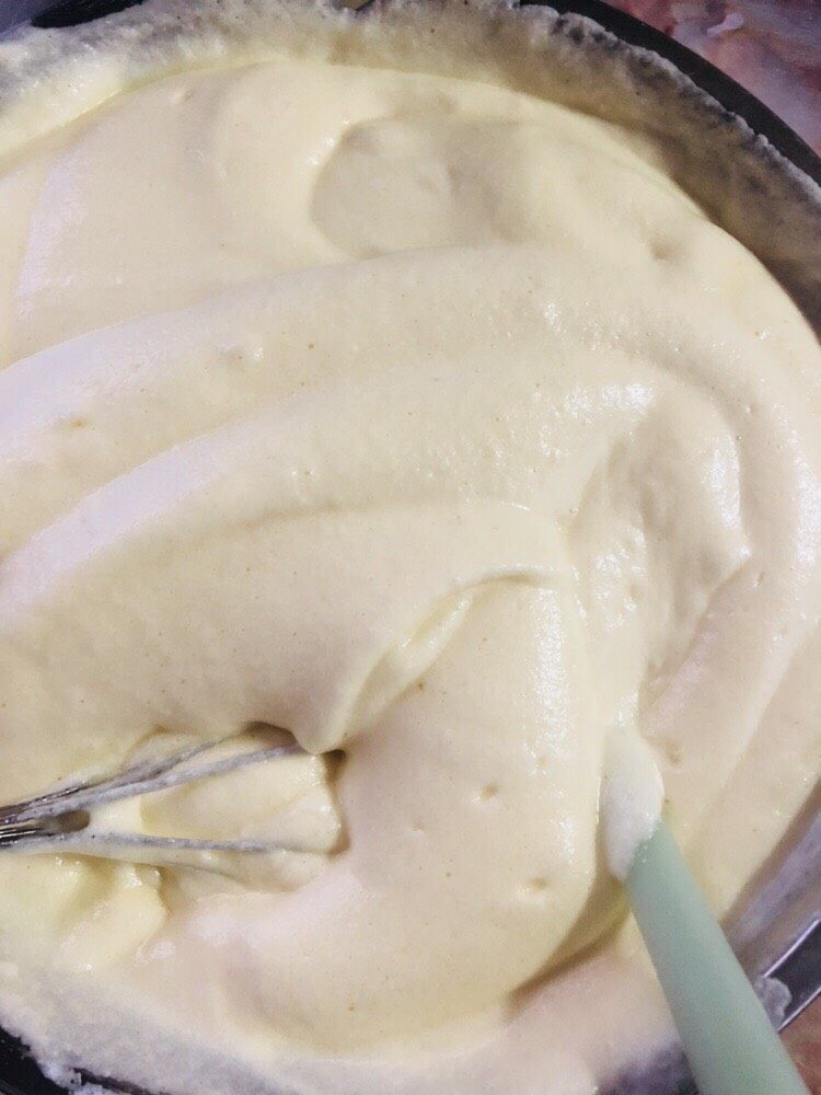 十寸古早蛋糕,再加入剩余的蛋白翻拌均匀。