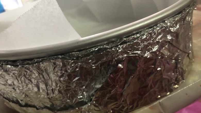 十寸古早蛋糕,模具外包锡纸，一是不要让水进去，二是可以防止蛋糕侧面上色。我的锡纸比较薄，这里我包了4层。