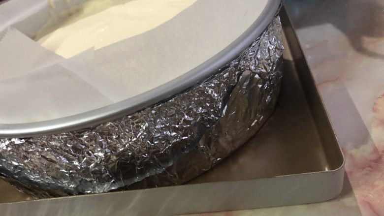 十寸古早蛋糕,放入烤盘，烤盘里倒入2-3厘米的水。
放入烤箱，155度65分钟