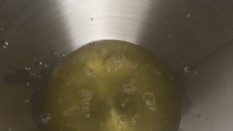 十寸古早蛋糕,蛋清放入厨师机，加入盐和几滴<a style='color:red;display:inline-block;' href='/shicai/ 715'>白醋</a>