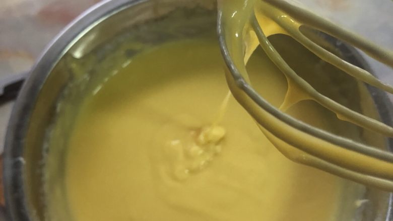 十寸古早蛋糕,搅拌好的面糊应该是提起打蛋器，滴落后纹路很快消失，这样的面糊就是成功的。