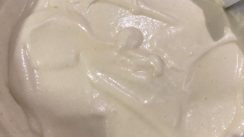 十寸古早蛋糕,倒入模具中