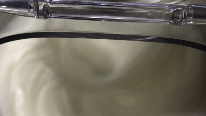 十寸古早蛋糕,有纹路时加入三分之一白糖，转3档继续打发