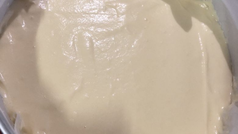 十寸古早蛋糕,用刮刀稍微弄平整一点。