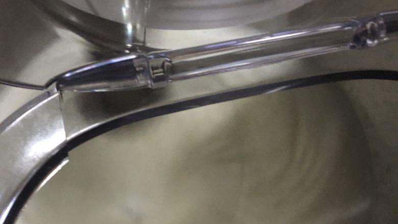 十寸古早蛋糕,小气泡时加入三分之一白糖