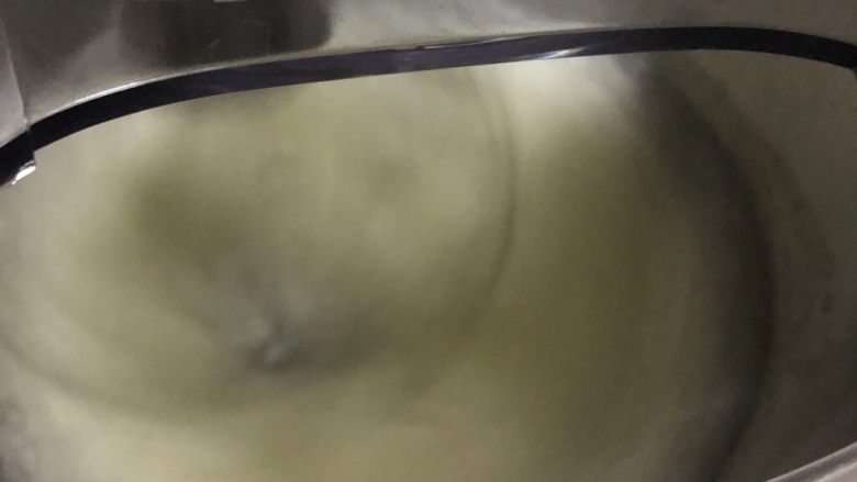 十寸古早蛋糕,厨师机开6档，有大气泡时加入三分之一的<a style='color:red;display:inline-block;' href='/shicai/ 3729'>白糖</a>