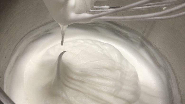 十寸古早蛋糕,提起打蛋器能有立起来的小尖角就算打好了。