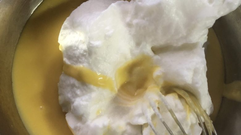 十寸古早蛋糕,面糊中加入三分之一的蛋白，翻拌均匀