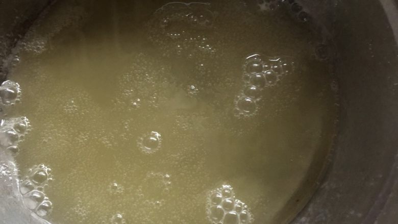 十寸古早蛋糕,玉米油加热至80度左右。忘记拍图片了，就是看到油稍微冒泡像有细长虫子在动那样，马上关火。最好要有个温度计，然而我没有。
这里的浑浊状态是我撒了部分面粉才想起来要拍照。