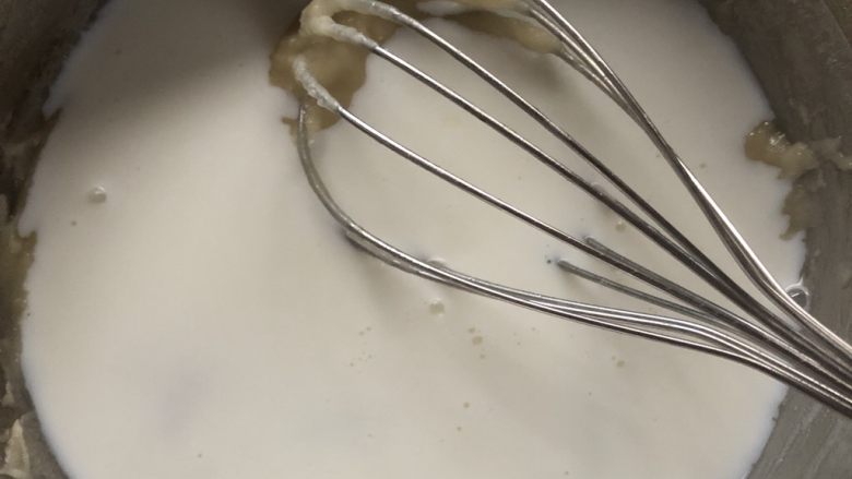 十寸古早蛋糕,一次性加入牛奶，搅拌均匀