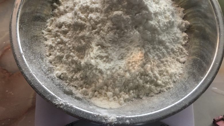 十寸古早蛋糕,当作早餐或者茶点非常不错！👍甜度比较低，非常适合宝宝食用