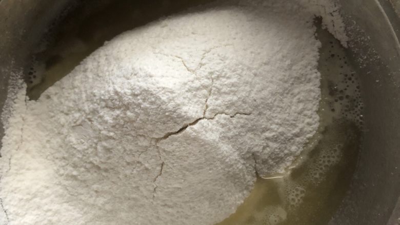 十寸古早蛋糕,面粉过筛加入，用手动打蛋器搅拌均匀