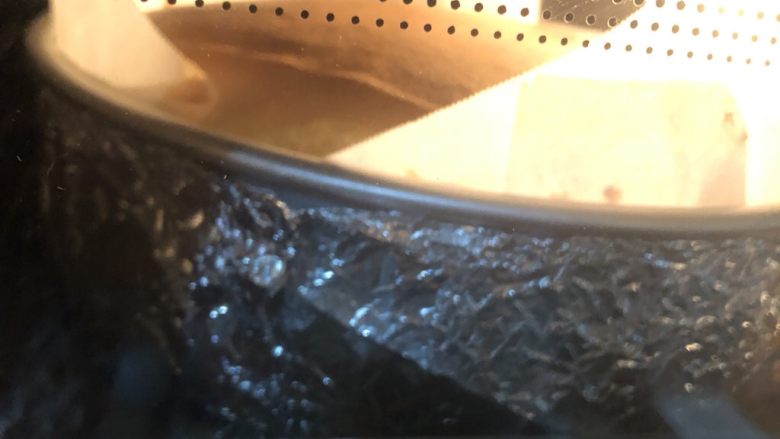 十寸古早蛋糕,因为是小烤箱，上色后需要加盖锡纸。这里大概是进入烤箱35分钟左右。