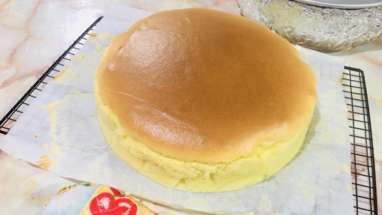 十寸古早蛋糕,烤熟后可以立即从模具里拿出，剥除硅油纸，趁热也能吃，凉了更好吃哦！