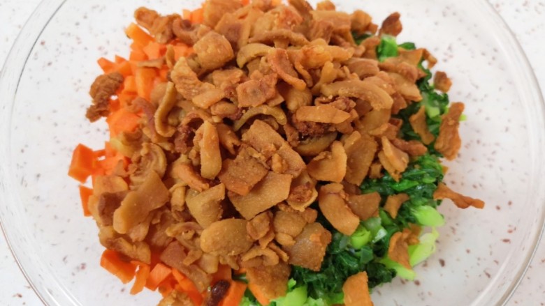 青菜油渣包,切好的青菜胡萝卜放在一起,加入<a style='color:red;display:inline-block;' href='/shicai/ 11620'>猪油渣</a>混合均匀。