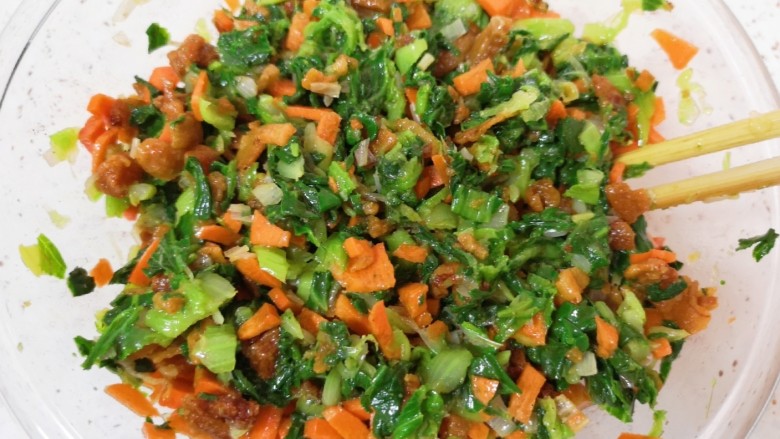 青菜油渣包,油渣青菜馅就做好啦,放在一边备用。
