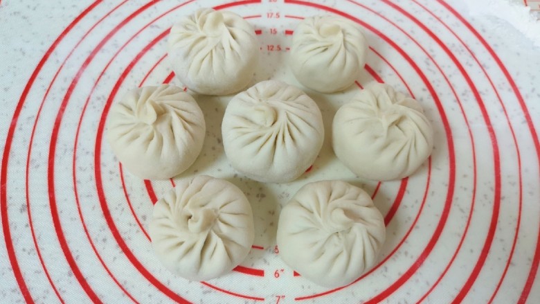 青菜油渣包,放上足够多的包子馅,包成自己喜欢的形状,依次做完剩下的面团。