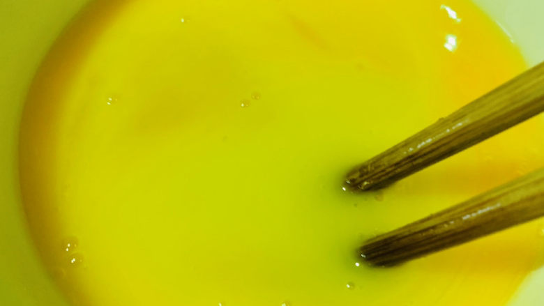 杏鲍菇炒鸡蛋,打散;
