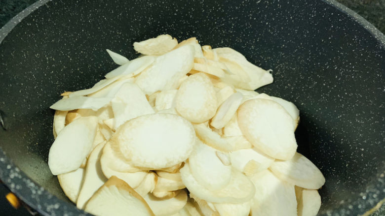 杏鲍菇炒鸡蛋,锅再加2勺油,烧热,加入杏鲍菇;