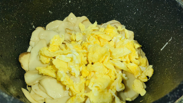 杏鲍菇炒鸡蛋,加入鸡蛋;