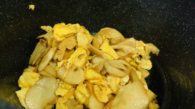 杏鲍菇炒鸡蛋,起锅;