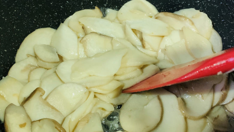 杏鲍菇炒鸡蛋,渐渐的会出汁;