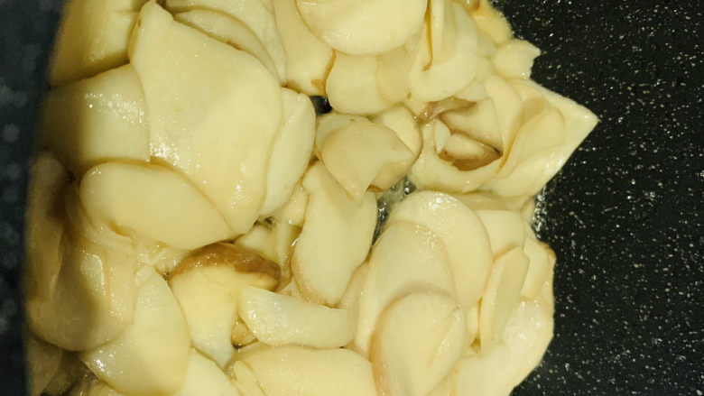 杏鲍菇炒鸡蛋,再炒一会,汁更多;