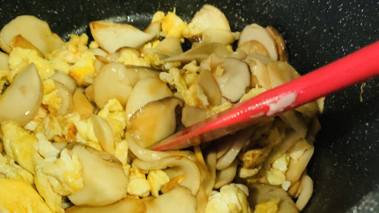 杏鲍菇炒鸡蛋,翻炒均匀调料;
