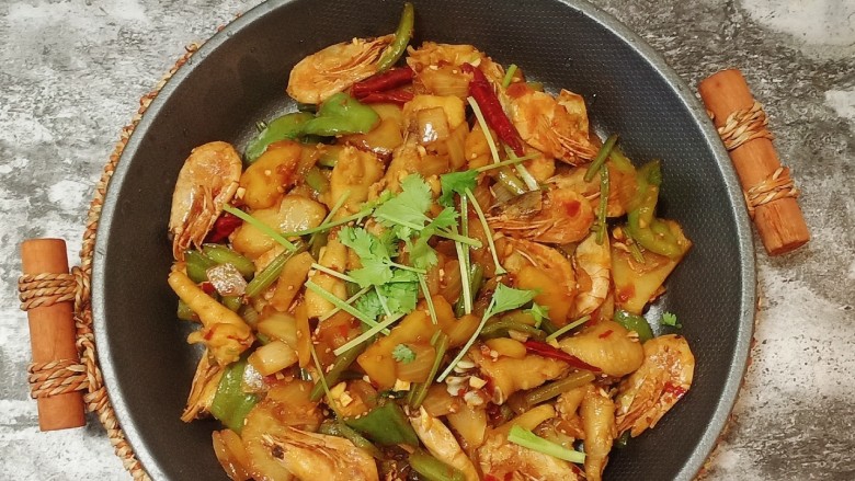 美味虾爪煲,最后点缀点<a style='color:red;display:inline-block;' href='/shicai/ 131'>香菜</a>,美味可口的虾爪煲就完成了。