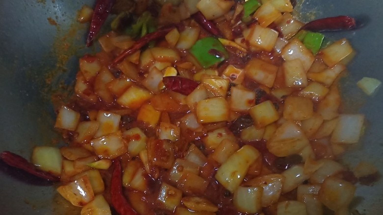 美味虾爪煲,再放入干红辣椒,<a style='color:red;display:inline-block;' href='/shicai/ 46964'>郫县豆瓣酱</a>,麻椒,炒出红油,小火,不然容易干锅。