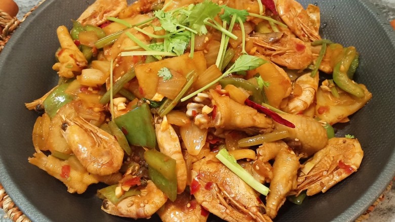 美味虾爪煲,如果喜欢吃辣的可以多放一些辣椒和郫县豆瓣酱,根据个人口味添加