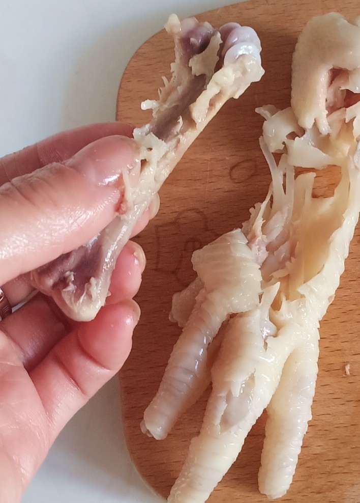 无骨蒜香鸡爪,两头骨头关节的地方一掰就断了。脆骨不要扔,掰的时候注意