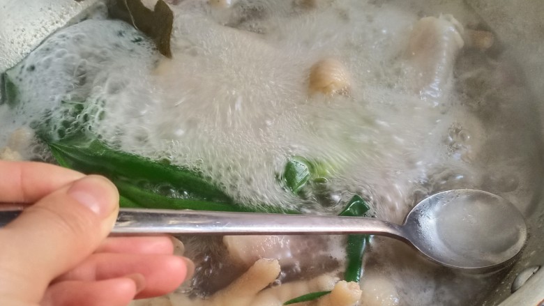 无骨蒜香鸡爪,水开后撇去浮沫,大概煮十分钟左右关火
