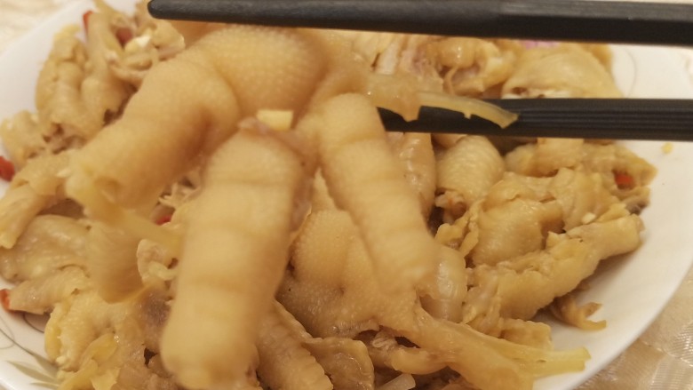 无骨蒜香鸡爪,四个小时后,就可以吃了。冷藏过夜味道更佳