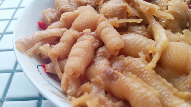 无骨蒜香鸡爪,吃起来酸酸辣辣的,非常爽口