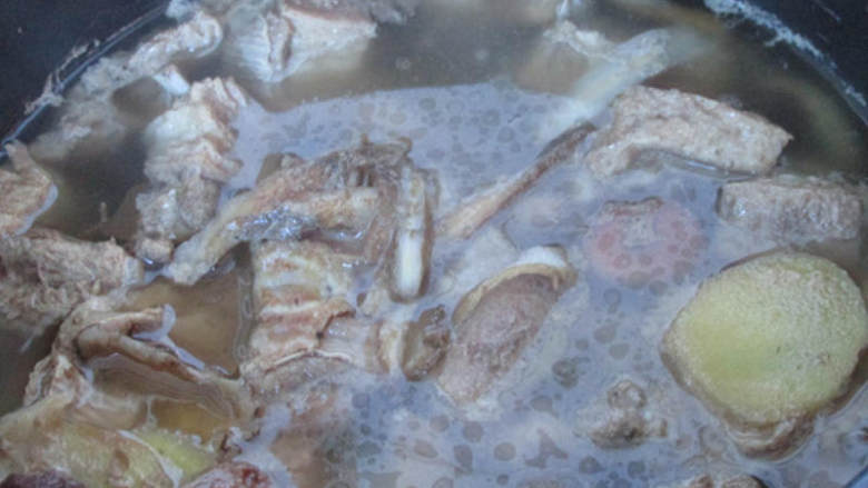 新蜜汁烤羊排,加入山楂、当归、生姜和羊排一起煮20分钟,羊排基本煮熟