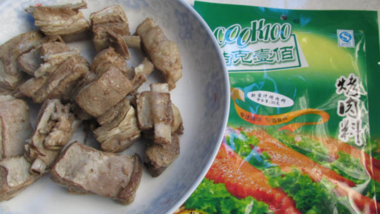 新蜜汁烤羊排,羊排捞出,备好cook100蜜汁烤肉料