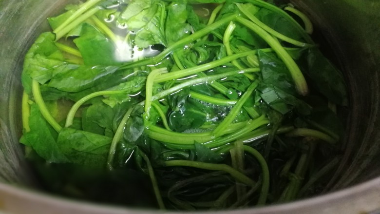 菠菜鸡蛋汤,水开放入菠菜焯至水再次开起,去草酸。